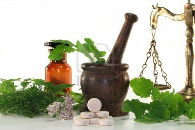 8277971-fresh-herbs-and-spices-on-a-white-background Лекарственные травы и растения для женского здоровья