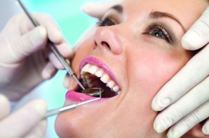 hdkqobuigwn-jkprkkkxalrv-300x199 Как лечат зубы в клинике на Марата 31?