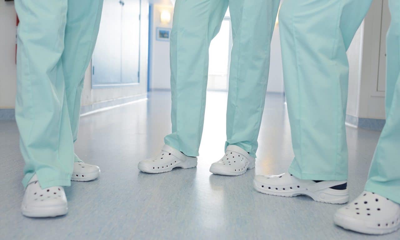 highxtar-crocs-dona-zapatos-a-hospitales-1 Профессиональная медицинская обувь: идеальный выбор для комфорта и безопасности медработников